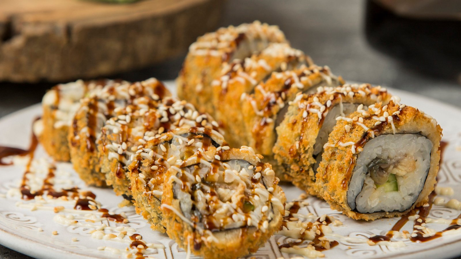 Découvrez la Recette Facile authentique du California Sushi : Un Classique à Faire à la Maison ! 🍣✨ 2 fried fish sushi table edited scaled